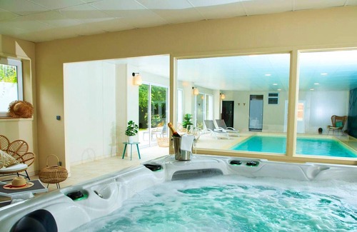 Villers-Bretonneux Villa | Homerez - Villa With swimming pool