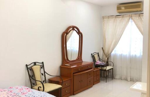 Shah Alam House | Homestay 7-12pax in Shah Alam
