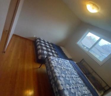 Kitchener House | Homestay Near Victoria Park- FREE WIFI & PARKING-TOP LOCATION