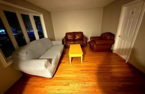 Kitchener House | Homestay Near Victoria Park- FREE WIFI & PARKING-TOP LOCATION