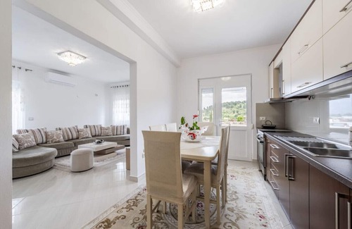 Lazarat Apartment | Hometown Apartment by PikHost