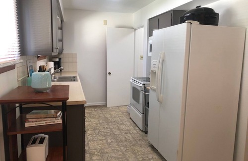 Medina House | Hometown Cozy ADA friendly, Kids, Pets, King Bed! Quiet, Safe Neighborhood