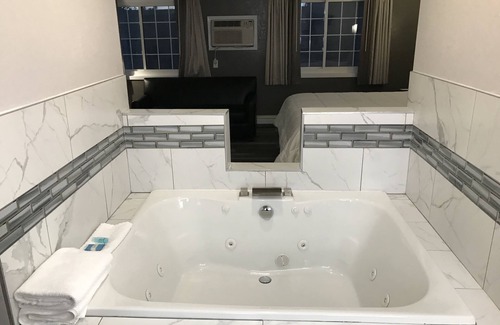 Clearwater Hotel | HomeTown Inn