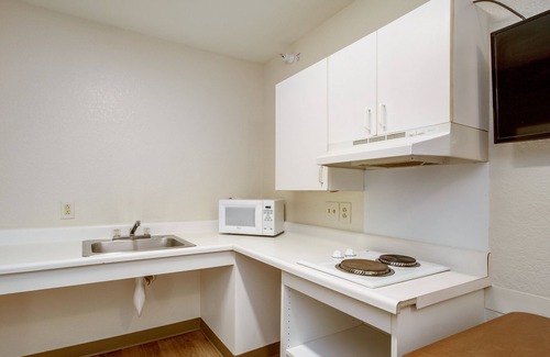 Maple Shade Hotel | HomeTowne Studios by Red Roof Philadelphia - Maple Shade, NJ