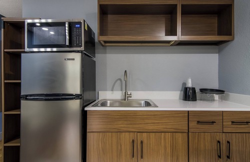 North Aurora Hotel | HomeTowne Studios by Red Roof & Conference Center Chicago – N Aurora/Naperville