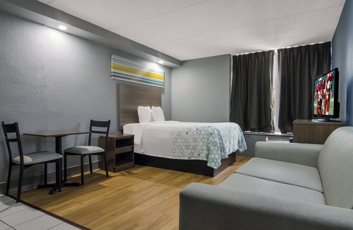 North Aurora Hotel | HomeTowne Studios by Red Roof & Conference Center Chicago – N Aurora/Naperville