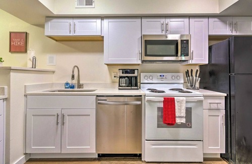 Capital View Apartment | Homey 2BR Queen Beds in Little Rock! Ideal Location with AC, WIFI