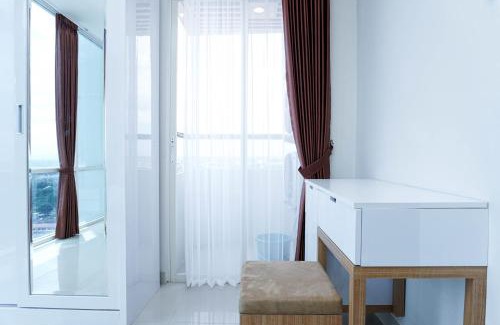 Pondokcina Apartment | Homey and Modern 2BR Apartment at Atlanta Residence By Travelio