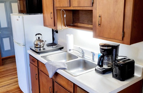 Ballenger Creek Apartment | Homey Caretakers Room in historic Manor House!