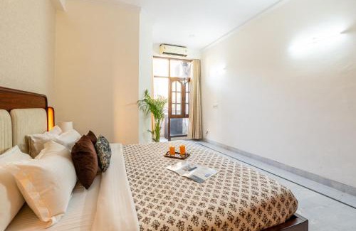 New Friends Colony Apartment | Homlee-Green Luxury 3BHK-South DEL-NFC-Fortis Hospital