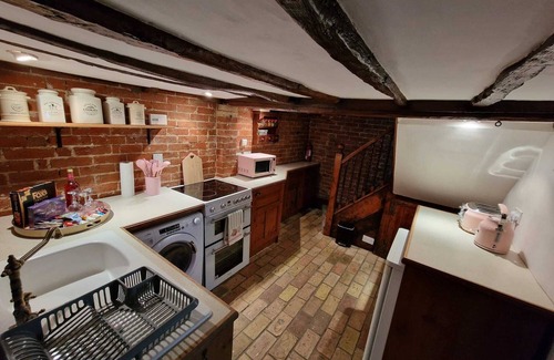 Sudbury Cottage | Honey Horsefield Grade ll 1650 Thatched Cottage