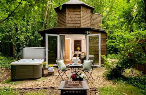 Blandford Saint Mary House | Honeycombe - Treehouse in the Heart of Dorset