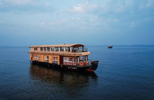 Alappuzha Boat Rental | Honeymoon Boathouse