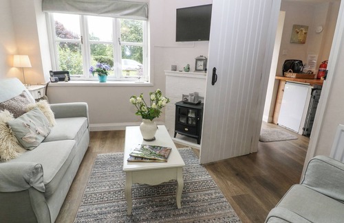 Whichford Cottage | HONEYSUCKLE COTTAGE (BRAILES), pet friendly, with a garden in Brailes
