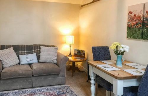 Middle Mayfield House | Honeysuckle Cottage - Uk4177