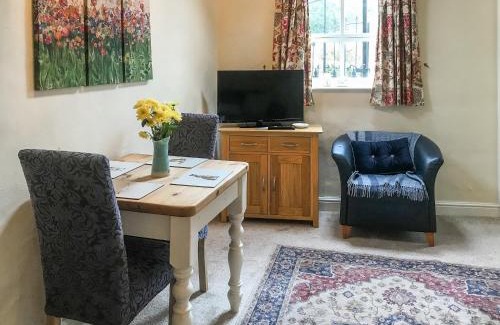Middle Mayfield House | Honeysuckle Cottage - Uk4177