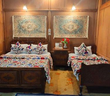Dal Lake Boat Rental | Honolulu Group Of Houseboats