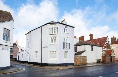 Deal House | Hoop & Griffin