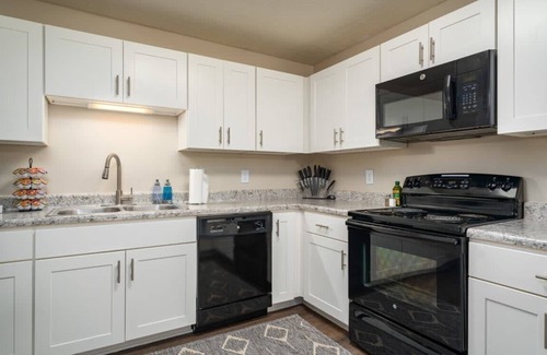 Hoover Apartment | Hoover Oasis: 2BR Apartment with Pool & Gym