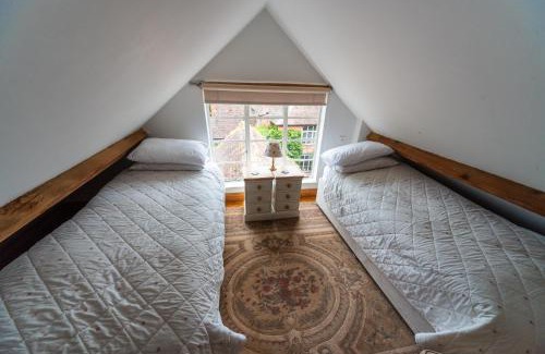 Moreton House | Hop Cottage Coddington Vineyard