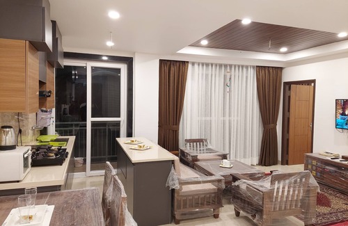 Shimla Apartment | HOP stays Shimla - Luxury 2BHK {Free Parking + Lift + Caretaker + Terrace + Pet}