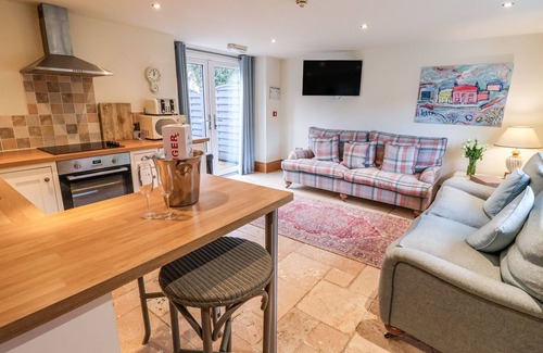 Ryther Cottage | HORNINGTON LODGE, romantic, with hot tub in Tadcaster