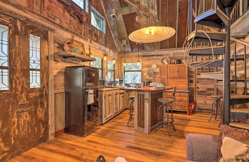 Wimberley Cabin | 'Horse Thief Inn' Cabin Retreat w/Deck & Hot Tub!