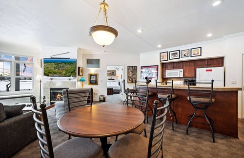 Egg Harbor Condo | Horseshoe Bay Club Cottage #7-Inclusive Golf Course and Club Access!