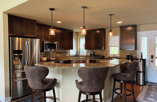 Whitmore Lake House | Horseshoe Lake retreat- 2-bedroom + loft lake house with WiFi and AC.
