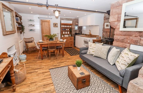 Horton Cottage | HORTON LODGE BOATHOUSE, pet friendly, with hot tub in Rudyard Lake