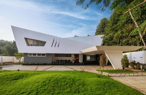 Neyyattinkara Villa | Hossana Modern Wedge Villa