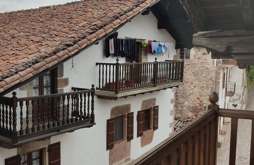 Ituren Apartment | Hostel Mendaurpe. H 6. Double room with bathroom.