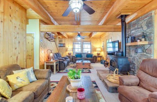 Pinetop-Lakeside House | Hot Tub and Decks Sherwood Forest Cabin