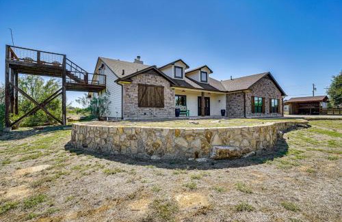 Palo Pinto County House | Hot Tub and Fire Pit Possum Kingdom Lake Retreat!