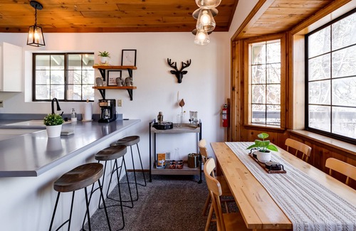 Fox Farm Cabin | Hot tub, bbq, 2 fireplaces, 5 mins to slopes & lake
