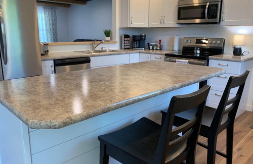 Middlebury House | HOT TUB|Beauitiful Backyard Oasis|Newly Renovated