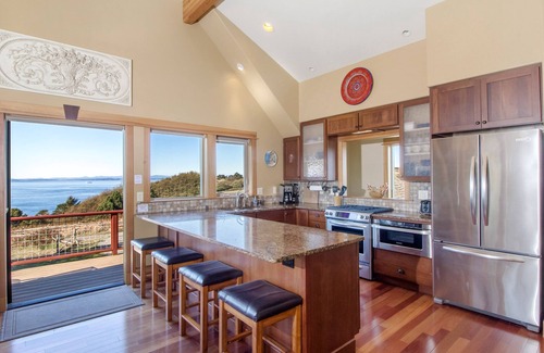 Friday Harbor House | Hot Tub! Beautiful Water View Home! (WVP)