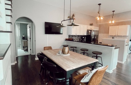 Windsor Park House | Hot Tub Beautiful Downtown Indy Home Near Lucas Oil!