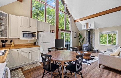 Ridgeway Cabin | Hot Tub Chalet-Fire Pit, Grill, Stream & Big Yard