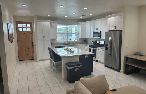 Safford House | HOT TUB. Charming 2-bedroom house with BIG TVS and LOTS of beds