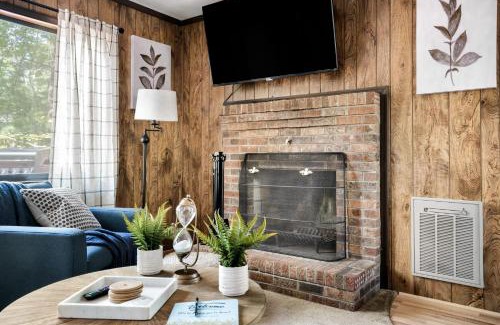 Bergton House | Hot Tub Deck Screened Porch Fire Pit & WiFi