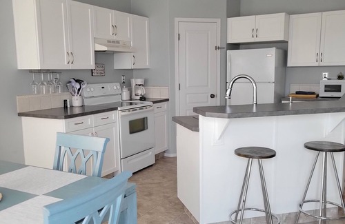 Sylvan Lake House | Hot-Tub Family & Friends Retreat n5-Bed 2-bath with Games room.