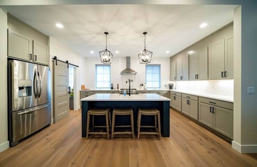 Surf Pines House | Hot Tub & Family Fun |Near Beach|King Suite Luxury
