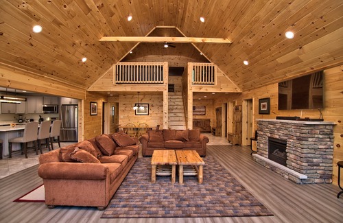 Hickory Hills House | Hot Tub Fire Pit/AC BSK CT 6000 Sq Ft Private WIFI FREE Tesla EV Charger/WIFI