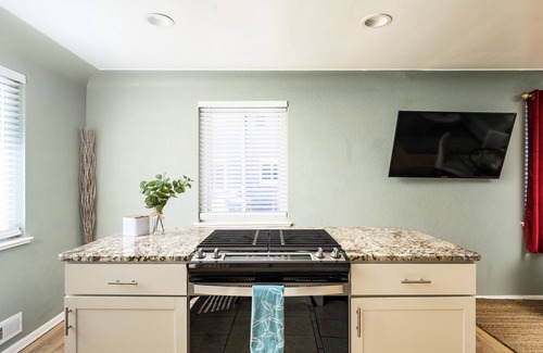 Arvada Plaza Area House | Hot Tub Fire Pit Grill, Movie House for 12!