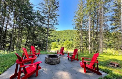 Little Valley Ski Chalet | Hot Tub & Fire Pit~The Pines Chalet