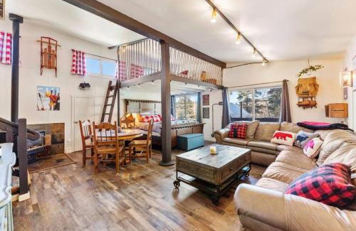 Nederland House | HOT TUB Firepit Sauna Peak to Peak Loft Retreat