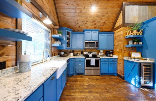 Ringold Cabin | Hot tub, fireplaces, perfect for romantic honeymoons and anniversaries, private