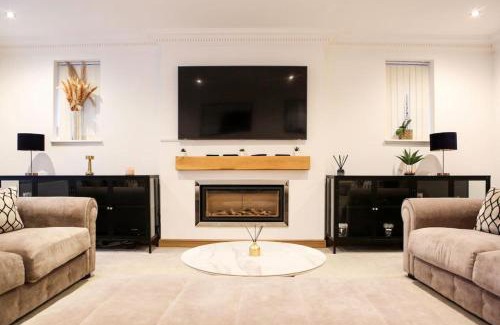 Canford Cliffs Villa | Hot Tub/Football Court/Sleeps 12/Luxury Villa