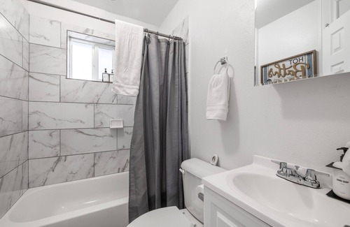 Price Apartment | Hot Tub Haven+.4 Mi to USU Eastern+In Unit Laundry